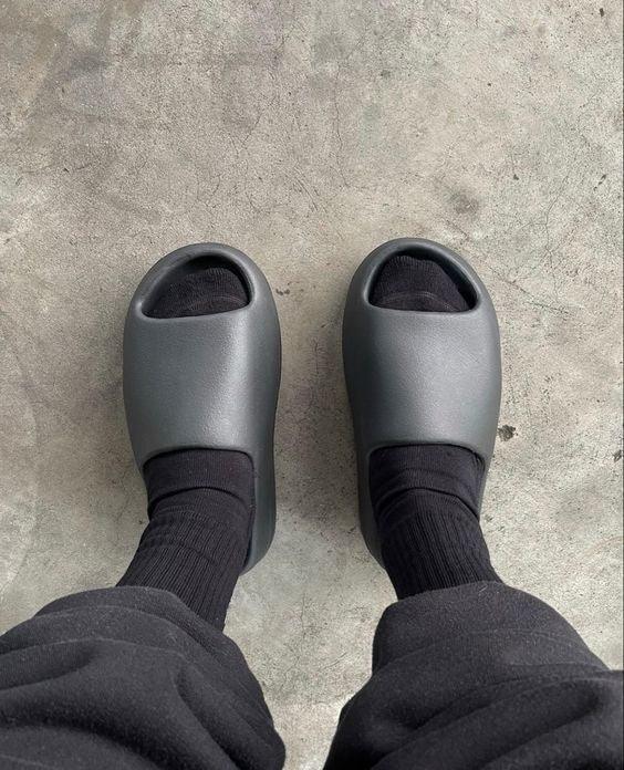 Y**zy slide onyx